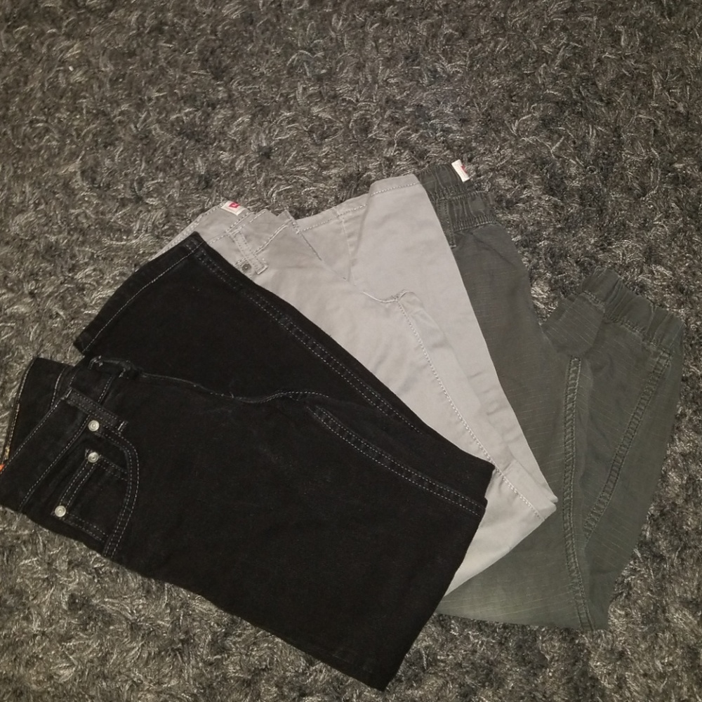 2 Levi's, 1 Lee's